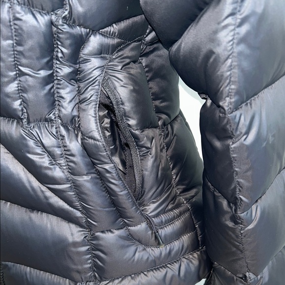 The North Face Women's Black Puffer Jacket - Picture 6 of 16